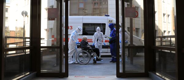 Работа медиков с больными COVID-19 в клинике МГУ - Sputnik Moldova-România