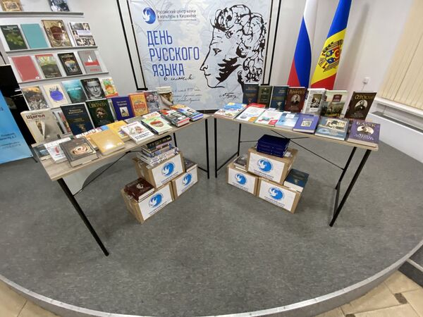 День русского языка в Молдове: РЦНК передал партию книг библиотеке Ломоносова День русского языка в Молдове: РЦНК передал партию книг библиотеке Ломоносова - Sputnik Молдова