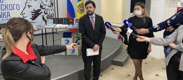 Вручение лота книг библиотеке им. М. Ломоносова Вручение лота книг библиотеке им. М. Ломоносова - Sputnik Молдова