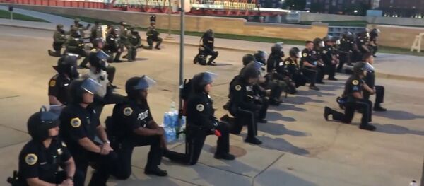 Polițiștii americani au îngenuncheat în fața protestatarilor Polițiștii americani au îngenuncheat în fața protestatarilor - Sputnik Moldova