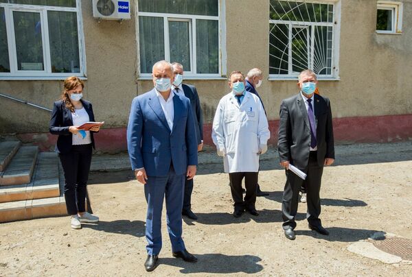 Președintele Dodon s-a întâlnit cu medicii de la spitalul cel mai afectat de COVID-19 Președintele Dodon s-a întâlnit cu medicii de la spitalul cel mai afectat de COVID-19 - Sputnik Moldova