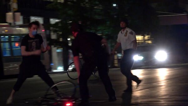 В Нью-Йорке полиция арестовала десятки человек во время акции протеста - Sputnik Молдова