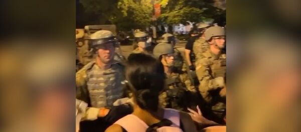 Протестующие противостоят военным, охраняющим Белый дом в Вашингтоне - Sputnik Молдова