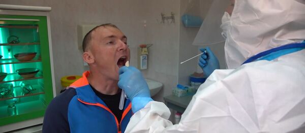 Добровольцы прошли осмотр перед испытанием вакцины от коронавируса на людях - Sputnik Молдова