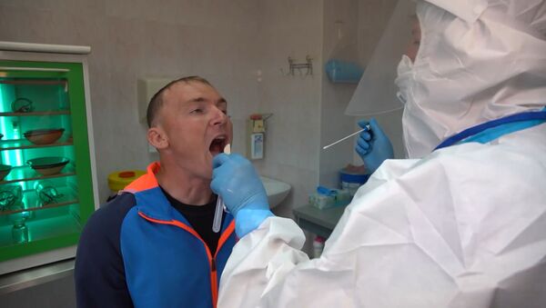 Добровольцы прошли осмотр перед испытанием вакцины от коронавируса на людях - Sputnik Молдова