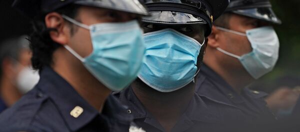 Полицейские стоят в оцеплении во время протеста на одной из улиц Нью-Йорка - Sputnik Moldova-România