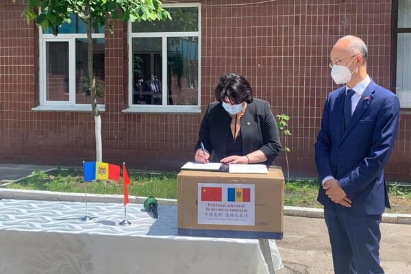 Un nou lot umanitar oferit de China pentru Republica Moldova în lupta cu COVID-19 Un nou lot umanitar oferit de China pentru Republica Moldova în lupta cu COVID-19 - Sputnik Moldova