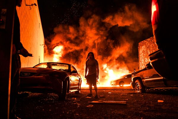 Горящие автомобили на фоне беспорядков, произошедших после смерти Джорджа Флойда от рук полицейских в Миннеаполисе, США - Sputnik Молдова