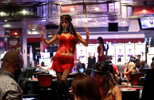 Танцовщица в защитной маске в отеле-казино Лас-Вегаса  - Sputnik Молдова