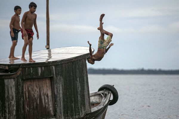Дети прыгают в воду в бухте Мелгако, к юго-западу от острова Марахо, Бразилия - Sputnik Молдова