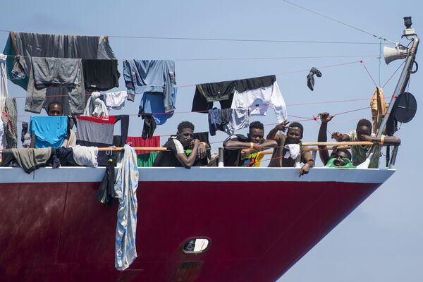 Мигранты сушат свою одежду на борту катера в 20 километрах от Мальты - Sputnik Молдова