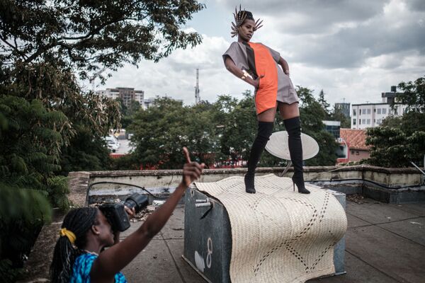 Кенийский фотограф Barbara Minishi и модный стилист Wambui Thimba во время фотосессии на крыше дома в Найроби, Кения - Sputnik Молдова