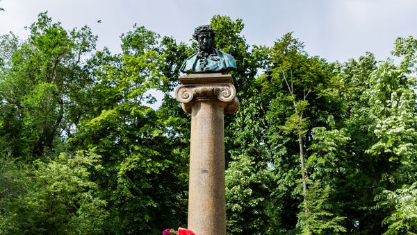 Возложение цветов к памятнику А.С.Пушкина в Кишиневе - Sputnik Молдова