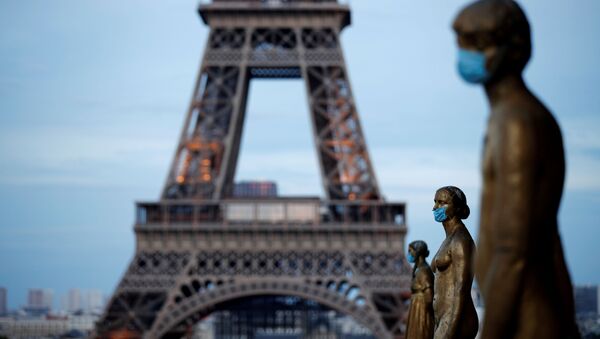Золотые статуи в масках возле Эйфелевой башни в Париже, Франция - Sputnik Moldova-România