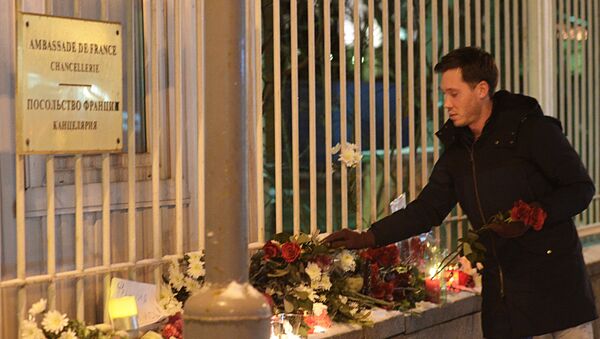 К посольству Франции в Москве несут цветы и свечи - Sputnik Молдова