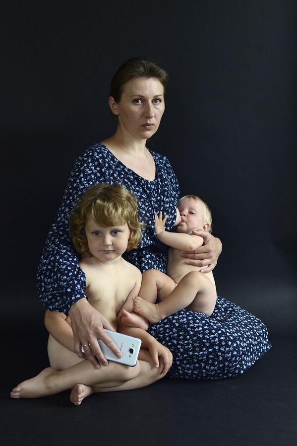Снимок Motherhood российского фотографа Maria Kokunova, победивший в категории Discovery (Professional) конкурса Sony World Photography Awards 2020 - Sputnik Молдова