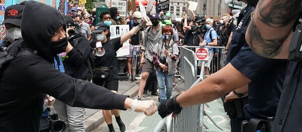 Хаос у ворот: как американские политические силы используют протесты в США - Sputnik Молдова