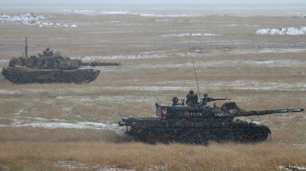 În imagine, un tanc american „Abrams” și unul românesc - „Bizonul”, în cadrul unor exerciții militare - Sputnik Moldova