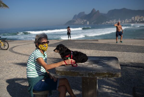 Женщина с собакой на пляже в Рио-де-Жанейро, Бразилия  - Sputnik Молдова