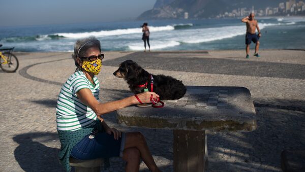 Женщина с собакой на пляже в Рио-де-Жанейро, Бразилия  - Sputnik Moldova-România