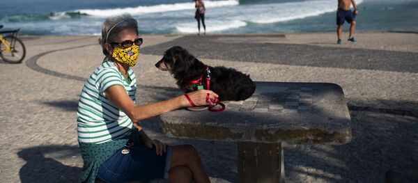 Женщина с собакой на пляже в Рио-де-Жанейро, Бразилия Женщина с собакой на пляже в Рио-де-Жанейро, Бразилия - Sputnik Moldova-România