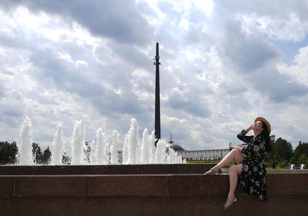 Девушка у фонтанов на Поклонной горе в Москве - Sputnik Moldova-România