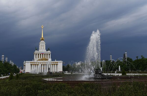 Вид на главных павильон и фонтан на ВДНХ в Москве - Sputnik Moldova-România
