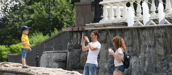 Отдыхающие у фонтана в Александровском саду в Москве - Sputnik Moldova