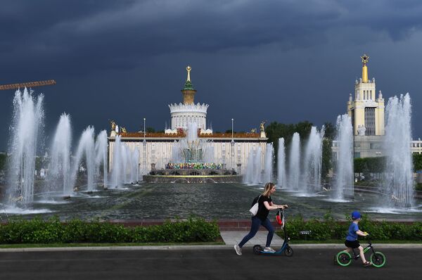 Посетители ВДНХ во время прогулки на самокатах у фонтанов - Sputnik Moldova-România