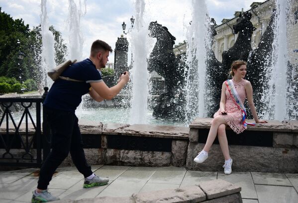 Молодые люди у фонтана в Александровском саду в Москве - Sputnik Moldova-România