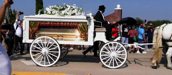 Sicriu de aur și un catafalc tras de cai: cum a fost înmormântat Floyd Sicriu de aur și un catafalc tras de cai: cum a fost înmormântat Floyd - Sputnik Moldova