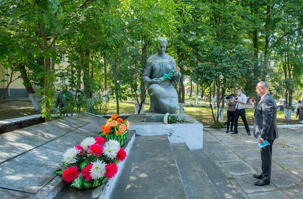 Президент в Дондюшанах: встреча с главой района, посещение больниц и ветеранов Президент в Дондюшанах: встреча с главой района, посещение больниц и ветеранов - Sputnik Молдова