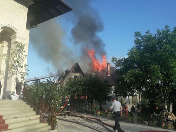 Incendiu puternic la Dumbrava: Flăcările au cuprins o casă aflată în curtea unei biserici Incendiu puternic la Dumbrava: Flăcările au cuprins o casă aflată în curtea unei biserici - Sputnik Moldova