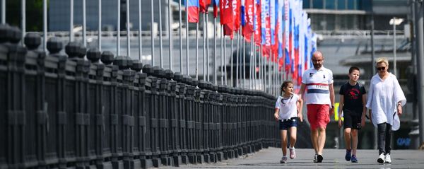 Горожане на Новоарбатском мосту в Москве во время праздничных гуляний в честь празднования Дня России - Sputnik Молдова