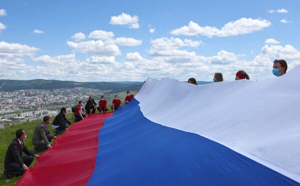 Российский флаг развернули на Титовской сопке в Чите  - Sputnik Moldova