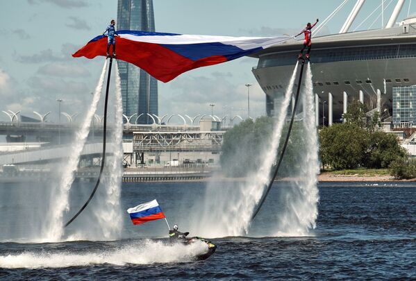 Спортсмены сборной России по гидрофлаю открывают празднование Дня России поднятием флага на Петровской косе в Санкт-Петербурге - Sputnik Молдова