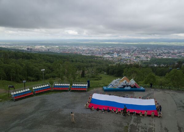 Участники акции Флаг России на горе Большевик в Южно-Сахалинске - Sputnik Молдова