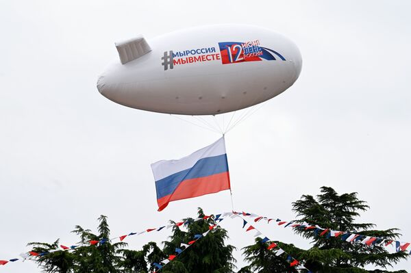 Аэростат, украшенный флажковой гирляндой цвета российского триколора, во время празднования Дня России в Сочи - Sputnik Молдова