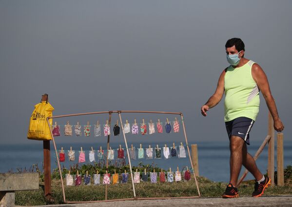 Мужчина в защитной маске на пляже в Рио-де-Жанейро, Бразилия - Sputnik Молдова