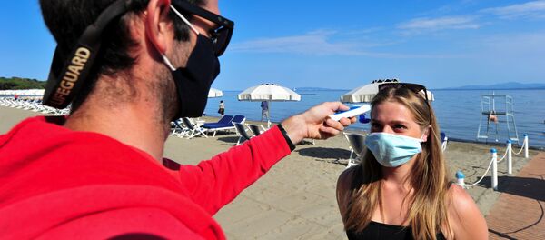 Измерение температуры на пляже Punta Hidalgo в Италии Измерение температуры на пляже Punta Hidalgo в Италии - Sputnik Moldova-România