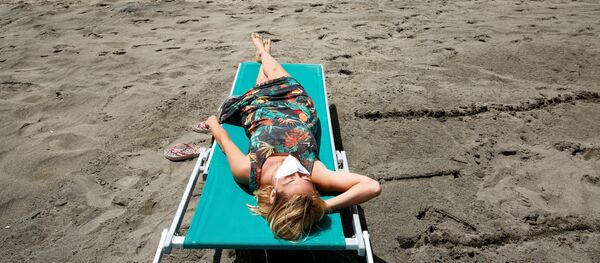 Девушка загорает на пляже в Италии - Sputnik Moldova-România