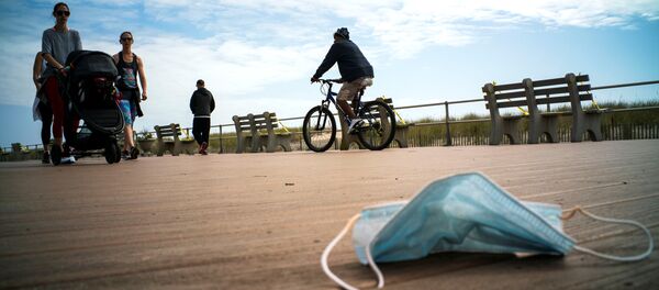 Брошенная защитная маска на пляже Нью-Джерси Брошенная защитная маска на пляже Нью-Джерси - Sputnik Moldova