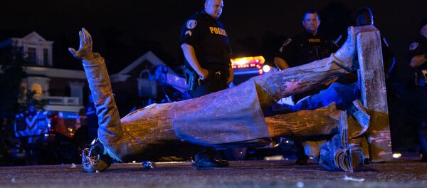 Статуя президента Конфедеративных Штатов Америки Джефферсона Дэвиса, скинутая протестующими с пьедестала в Ричмонде, штат Вирджиния - Sputnik Молдова