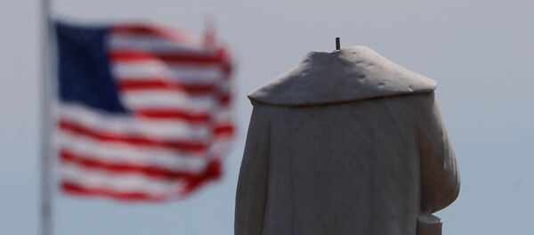 Протестующие обезглавили монумент первооткрывателя Америки Христофора Колумба в Бостоне Протестующие обезглавили монумент первооткрывателя Америки Христофора Колумба в Бостоне - Sputnik Moldova-România