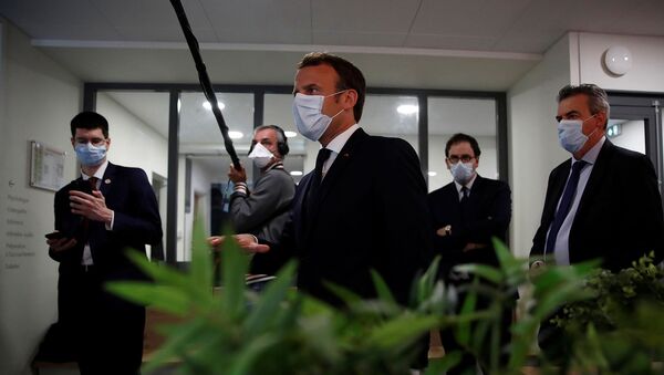 Президент Франции Эммануэль Макрон в защитной маске беседует с медработниками во время посещения медицинского центра в Пантене (7 апреля 2020). Франция - Sputnik Moldova-România