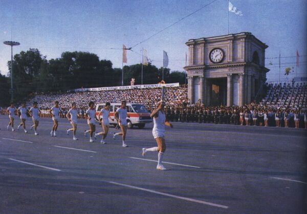 Flacăra păcii și prieteniei: Cum a întâmpinat Moldova Focul Olimpic în anul 1980 Flacăra păcii și prieteniei: Cum a întâmpinat Moldova Focul Olimpic în anul 1980 - Sputnik Moldova