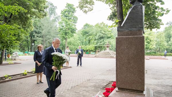 Președintele Republicii Moldova, Igor Dodon, depune flori la monumentul lui Mihai Eminescu din Grădina Publică Ștefan cel Mare din Capitală - Sputnik Moldova