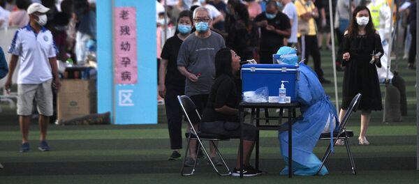 Медработник проверяет девушку на наличие коронавирусной инфекции в Пекине  - Sputnik Moldova