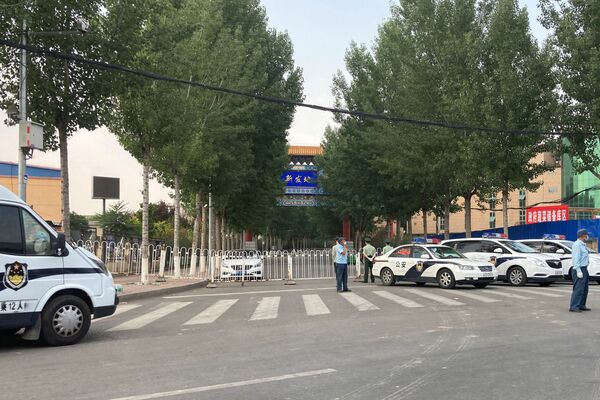 Angajați ai serviciului de pază și poliția, la intrarea pe piața angro Xinfadi, care a fost închisă după descoperirea unui nou focar de coronavirus la Beijing - Sputnik Moldova-România
