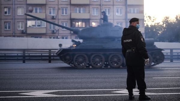 Сотрудник полиции на улице Мневники во время движения военной техники, которая примет участие в параде Победы на Красной площади 24 июня - Sputnik Moldova